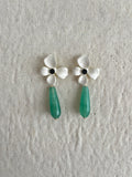 PENDIENTES FLOR BLANCA CON LAGRIMA VERDE