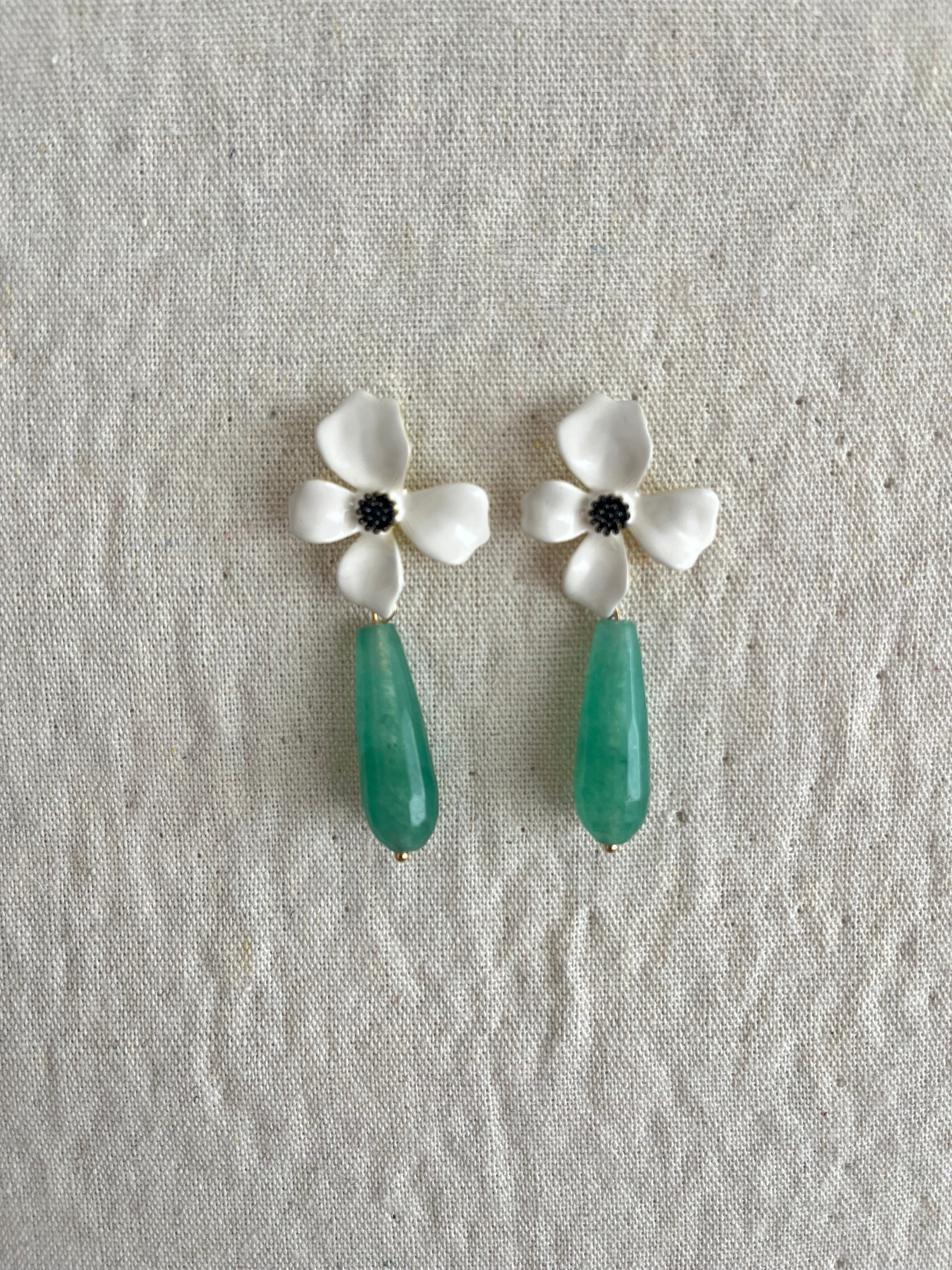 PENDIENTES FLOR BLANCA CON LAGRIMA VERDE
