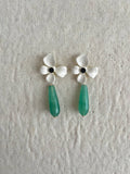 PENDIENTES FLOR BLANCA CON LAGRIMA VERDE