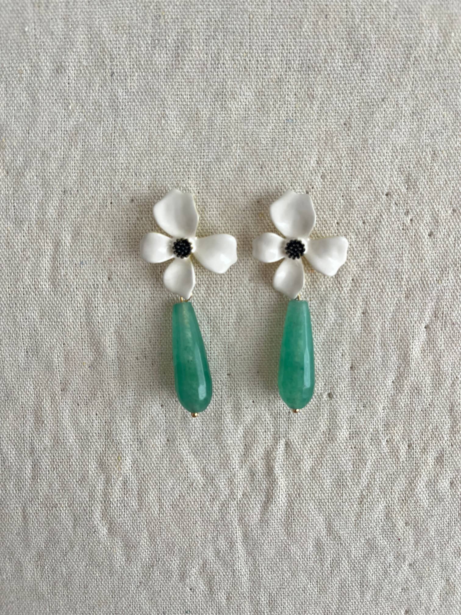 PENDIENTES FLOR BLANCA CON LAGRIMA VERDE