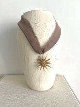 Cargar imagen en el visor de la galería, CHOKER TAUPE ESTRELLA
