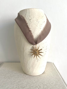 CHOKER TAUPE ESTRELLA