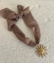 Cargar imagen en el visor de la galería, CHOKER TAUPE ESTRELLA
