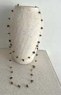 COLLAR PIEDRAS IRREGULARES EN GRIS VERDOSO