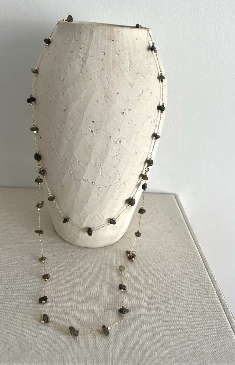 COLLAR PIEDRAS IRREGULARES EN GRIS VERDOSO