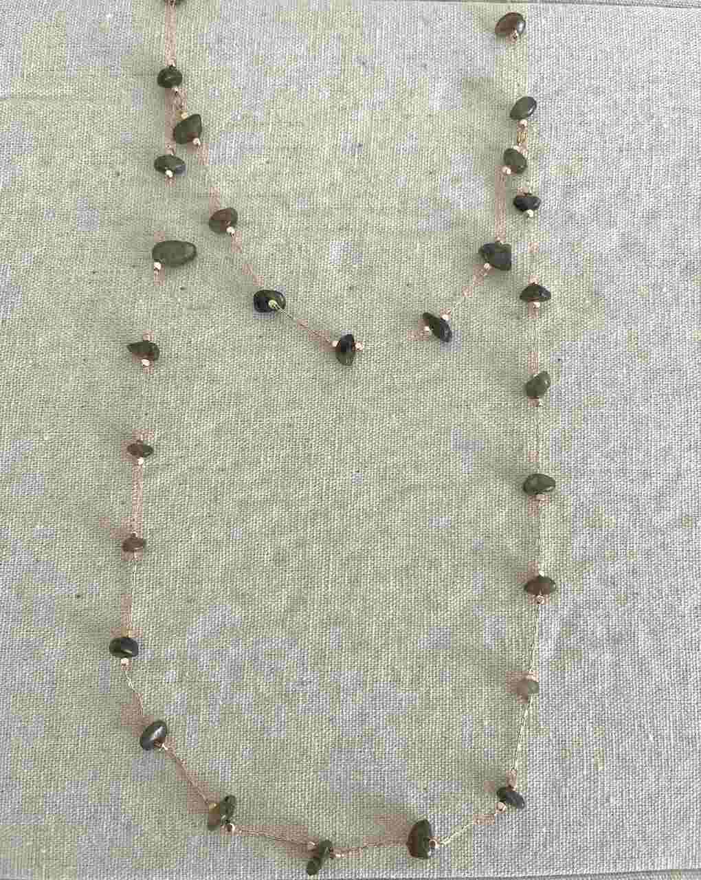 COLLAR PIEDRAS IRREGULARES EN GRIS VERDOSO