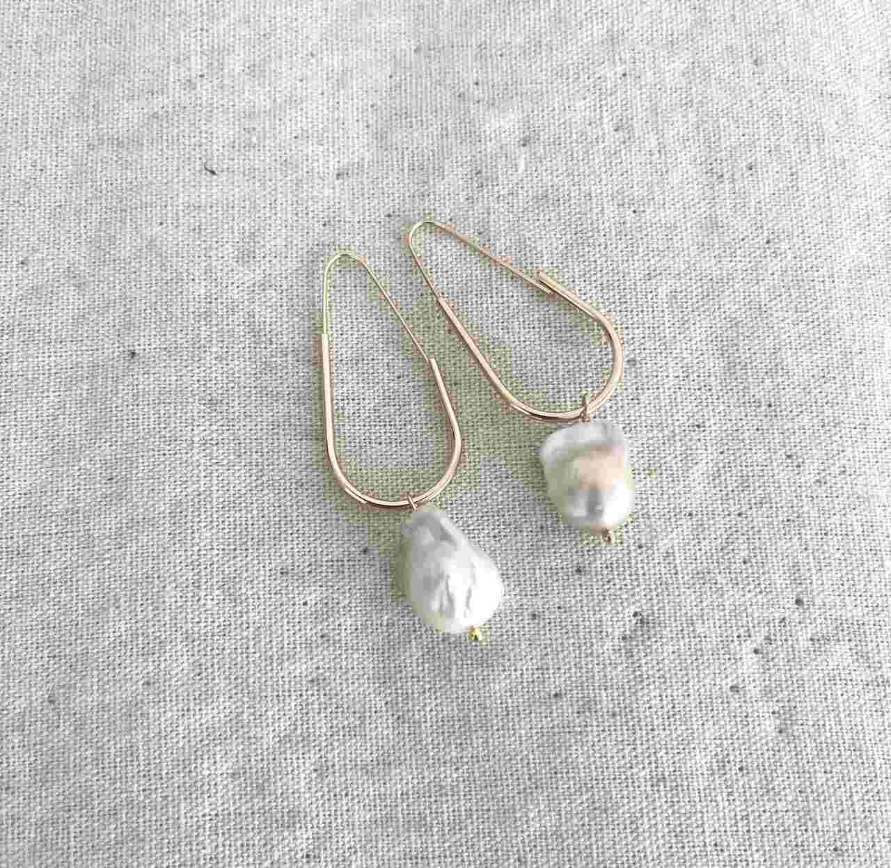PENDIENTES COLGANTE OVALADO CON PERLA