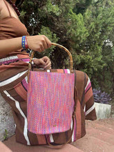 Cargar imagen en el visor de la galería, BOLSA TIPO BOMBONERA WENDY CON ASA DE BAMBÚ
