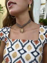 Cargar imagen en el visor de la galería, CHOKER TAUPE ESTRELLA
