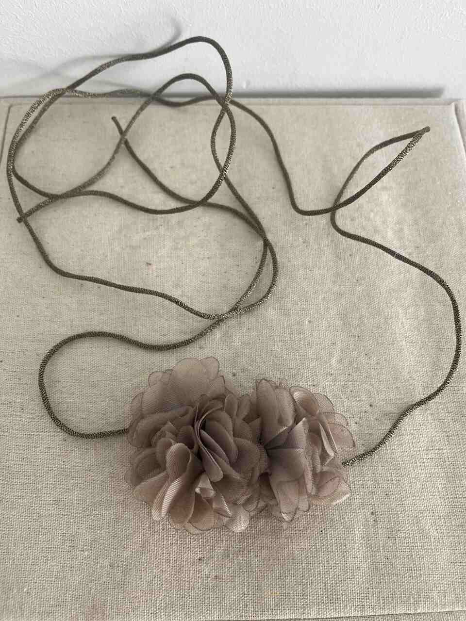 CHOKER FLOR TAUPE