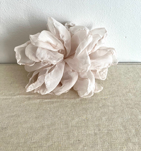 BROCHE FLOR SEDA PETALE
