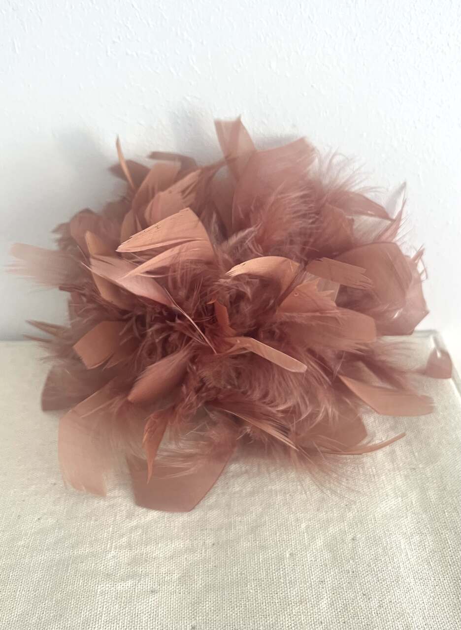 BROCHE FLOR PLUMAS BOA
