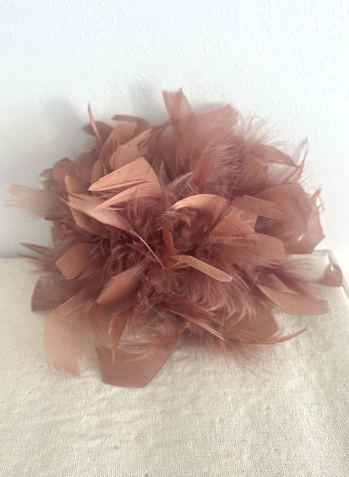 BROCHE FLOR PLUMAS BOA