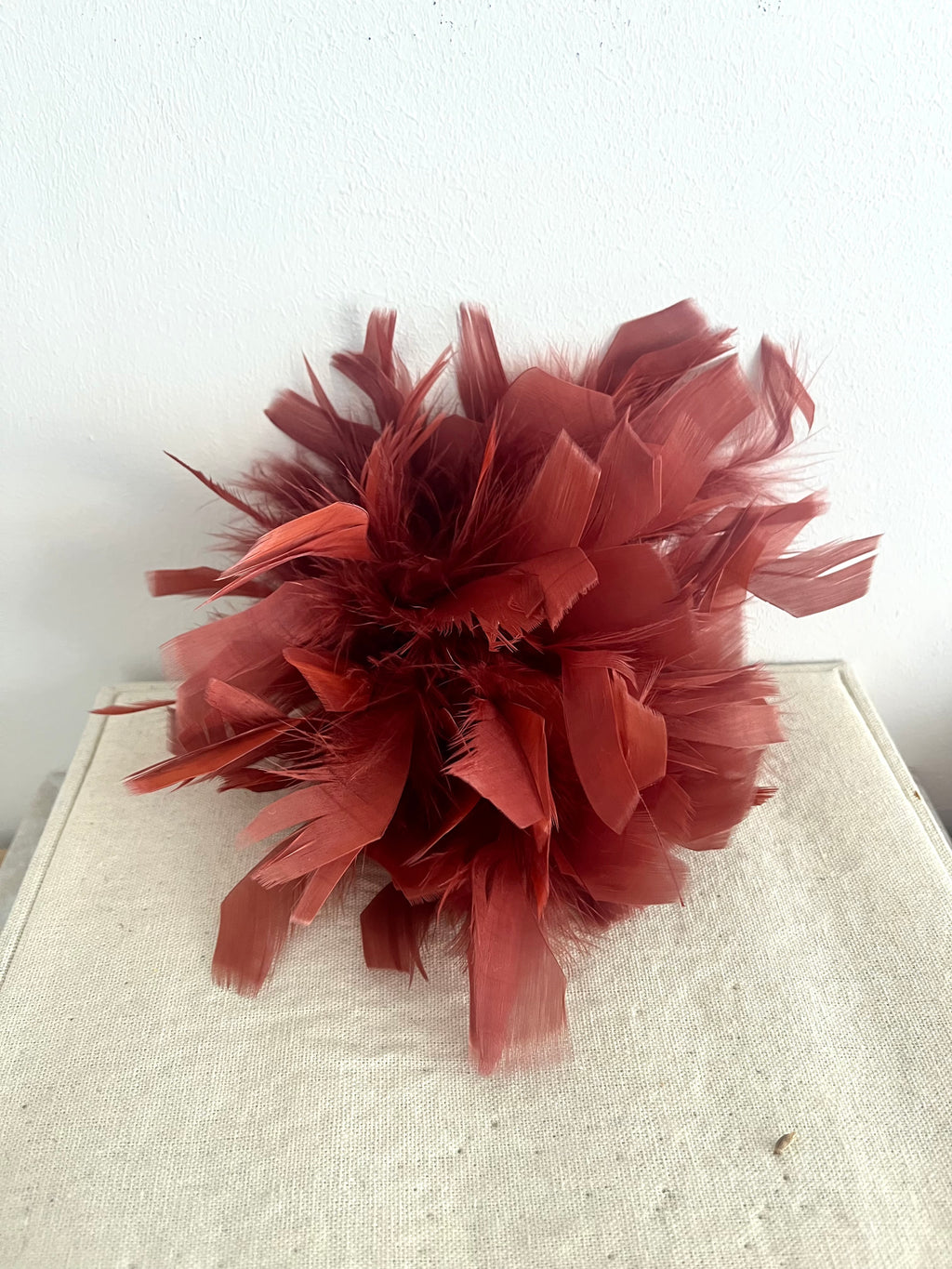 BROCHE FLOR PLUMAS BOA