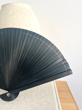 Cargar imagen en el visor de la galería, ABANICO BAMBU NEGRO
