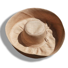 Cargar imagen en el visor de la galería, Sombreros de rafia Capeline artesanía de Madagascar
