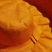 Cargar imagen en el visor de la galería, Sombreros de rafia Capeline artesanía de Madagascar
