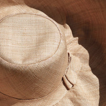 Cargar imagen en el visor de la galería, Sombreros de rafia Capeline artesanía de Madagascar

