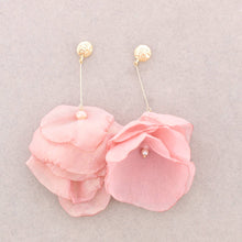 Cargar imagen en el visor de la galería, PENDIENTE FLOR DE TELA
