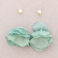 Cargar imagen en el visor de la galería, PENDIENTE FLOR DE TELA
