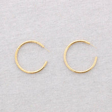Cargar imagen en el visor de la galería, PENDIENTE ARO DORADO LABRADO
