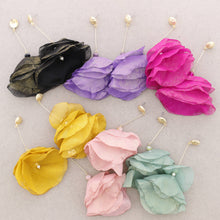 Cargar imagen en el visor de la galería, PENDIENTE FLOR DE TELA
