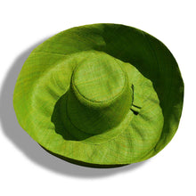Cargar imagen en el visor de la galería, Sombreros de rafia Capeline artesanía de Madagascar
