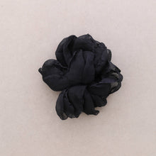 Cargar imagen en el visor de la galería, BROCHE FLOR SEDA PETALE
