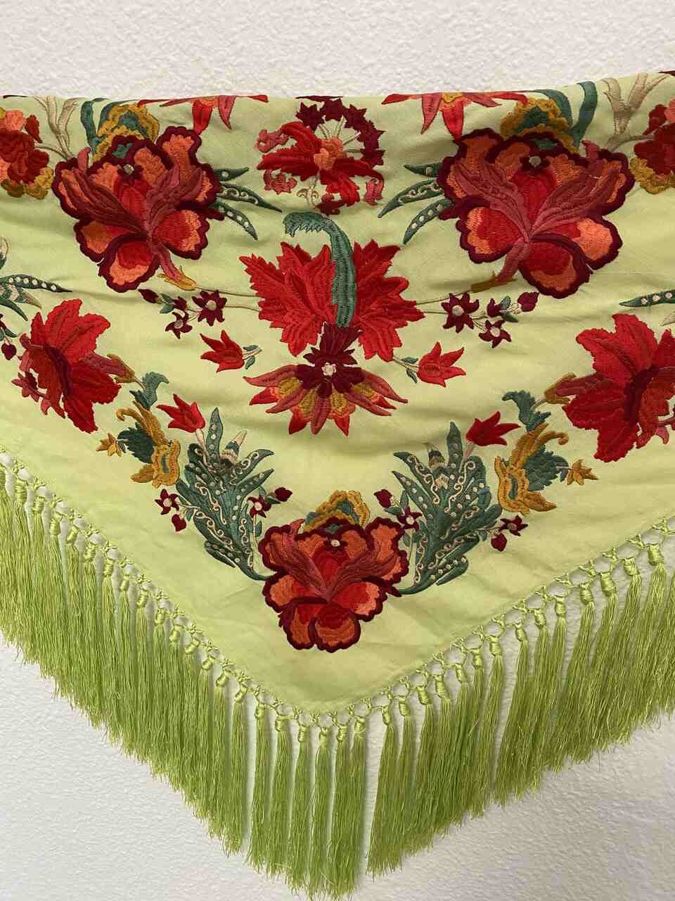 MANTON LIMA BORDADO EN ROJO