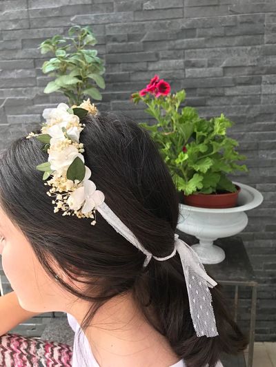 MEDIA CORONA DE FLORES Y ECUCALIPTO