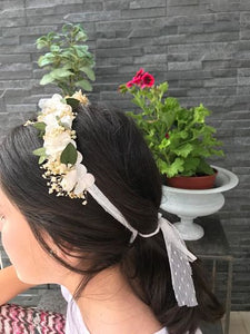 MEDIA CORONA DE FLORES Y ECUCALIPTO