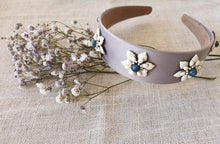 Cargar imagen en el visor de la galería, DIADEMA CON ABALORIOS
