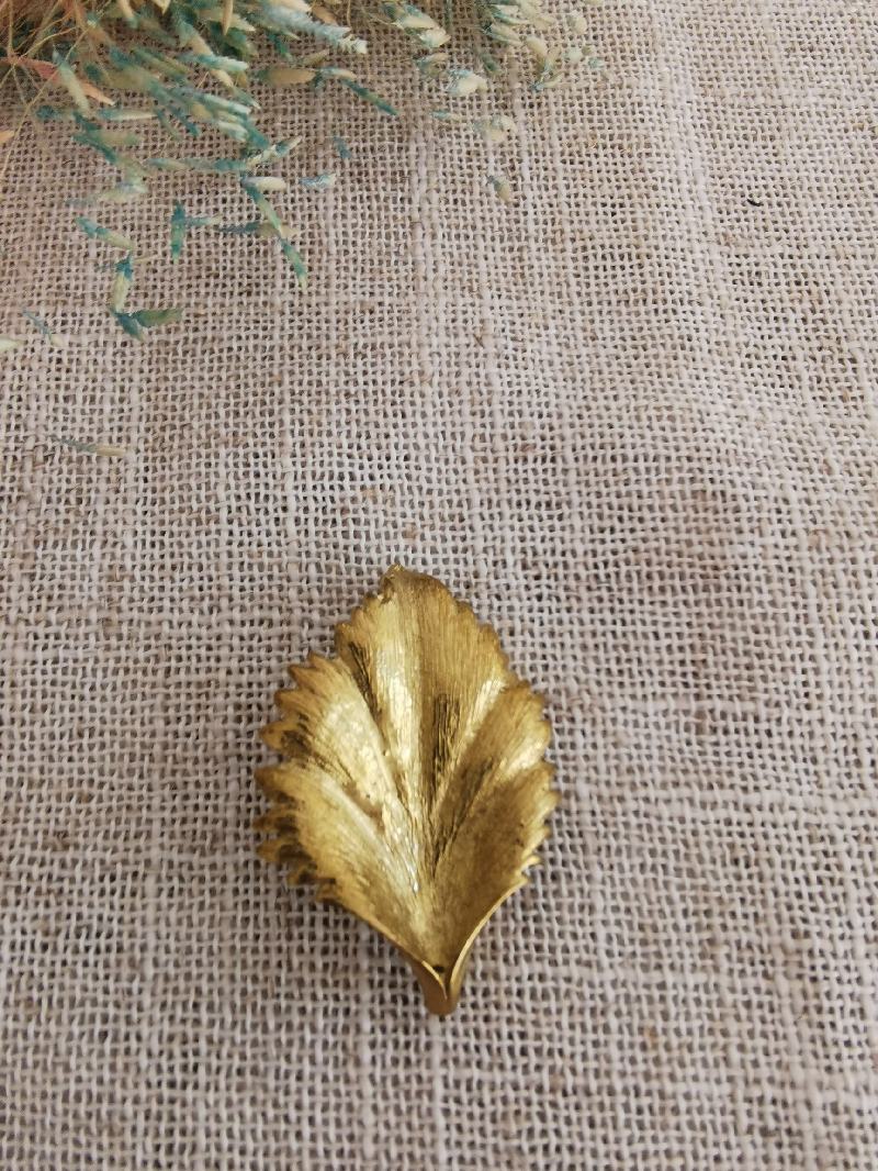 BROCHES