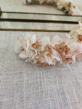 Cargar imagen en el visor de la galería, TOCADO HORTENSIAS PRESEVADAS
