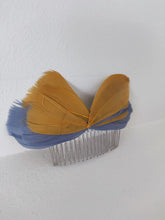 Cargar imagen en el visor de la galería, PEINA PLUMAS ABANICO
