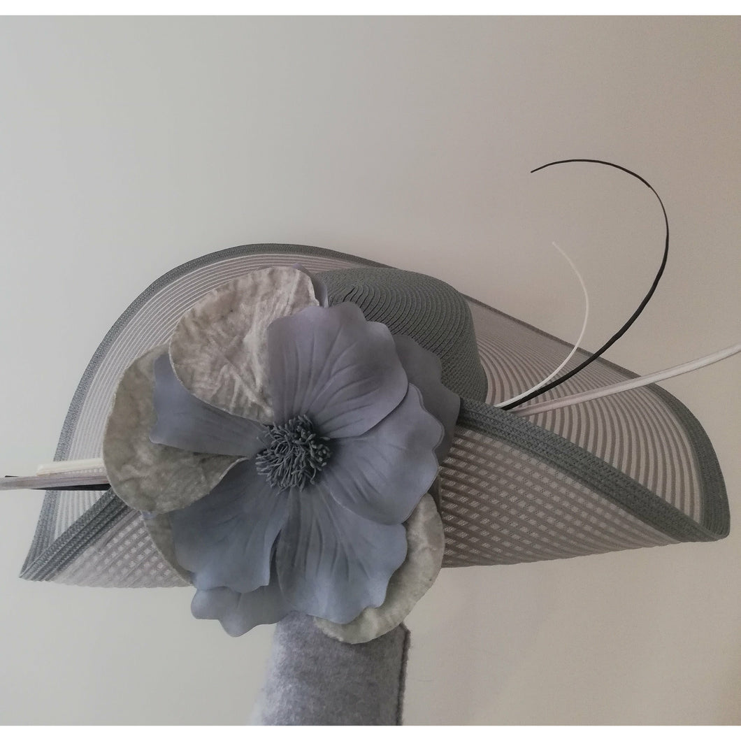 PAMELA EN GRIS