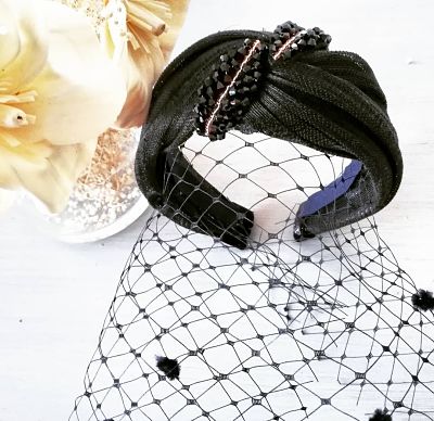 DIADEMA CON RED Y APLIQUE PEDRERIA